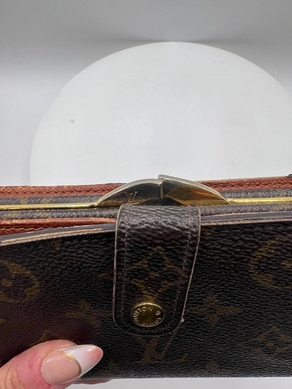7046. Authentic Louis Vuitton Kiss-lock Monogram Canvas Snap Closure Wallet. - Picture 9 of 12